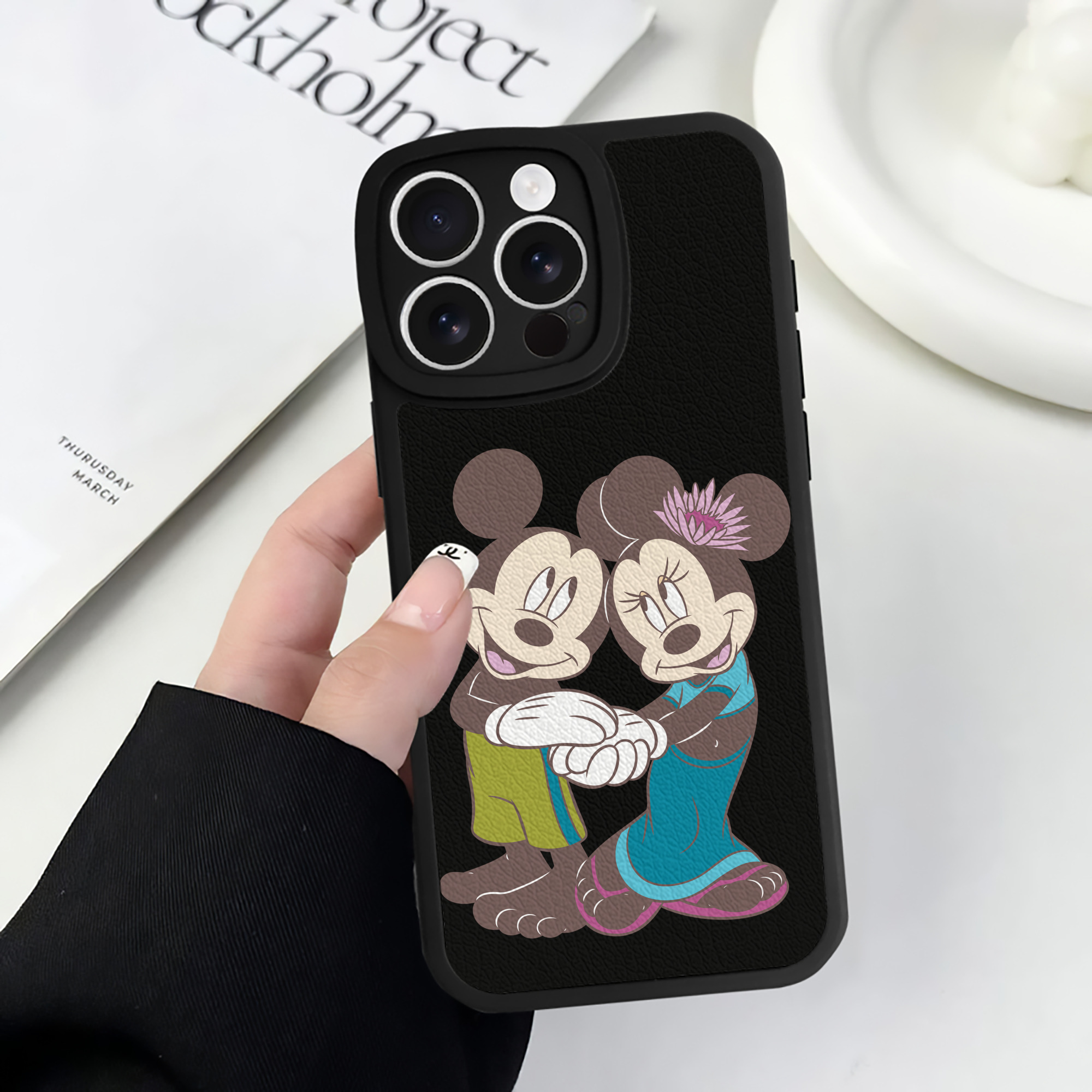 （画像用） ミッキーマウス Mickey Mouse 【iPhone 16シリーズ対応】シリコンスマホケース（レザー調） 材質：シリコン